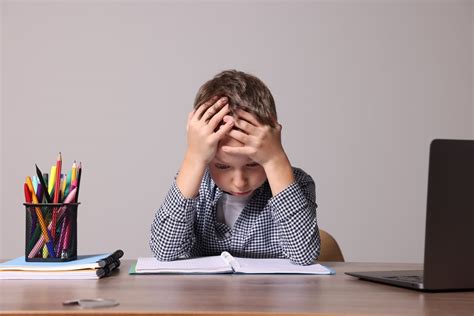 bambino che legge con difficoltà