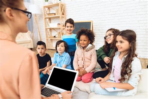 insegnante che insegna una canzone a bambini