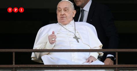 Papa Francesco che parla a fedeli