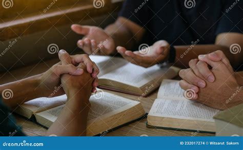 Persone che pregano in gruppo