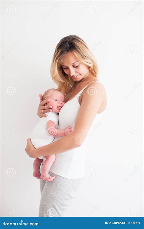 Nuova madre che tiene in braccio il suo neonato