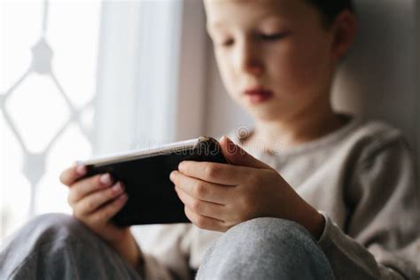 Bambino che usa un tablet con un adulto
