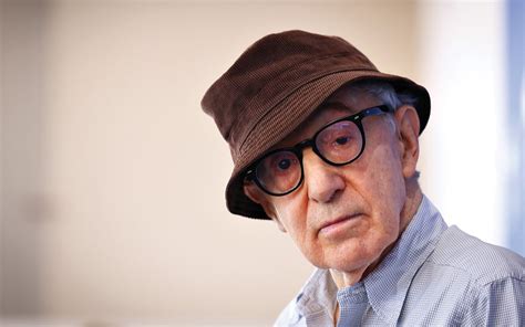 Ritratto di Woody Allen con occhiali