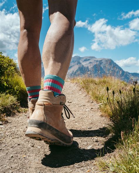 Persona che cammina su un sentiero a doppia corsia, una corsia luminosa e una scura