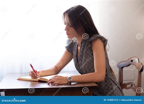 Ragazza che scrive su un diario