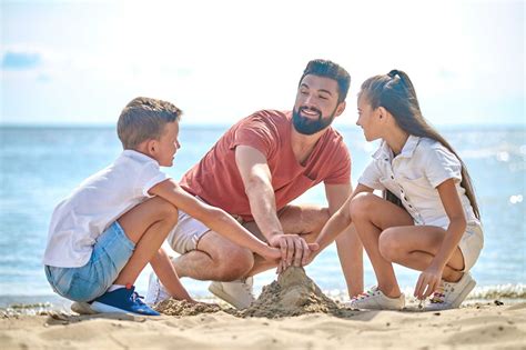 Illustrazione stilizzata di una figura paterna assente