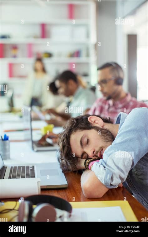 persona che dorme in ufficio
