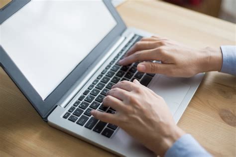 persona che lavora al computer con un sorriso