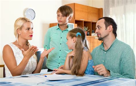 genitori che parlano con uno specialista