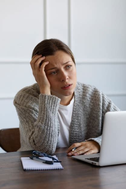 Persona che si preoccupa leggendo sintomi su internet