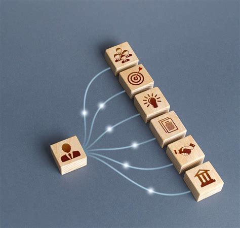 Infografica che confronta i percorsi formativi e le aree di intervento di psicologo, psicoterapeuta e psichiatra.