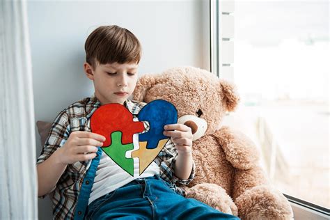 Bambino con disturbo dello spettro autistico che mangia