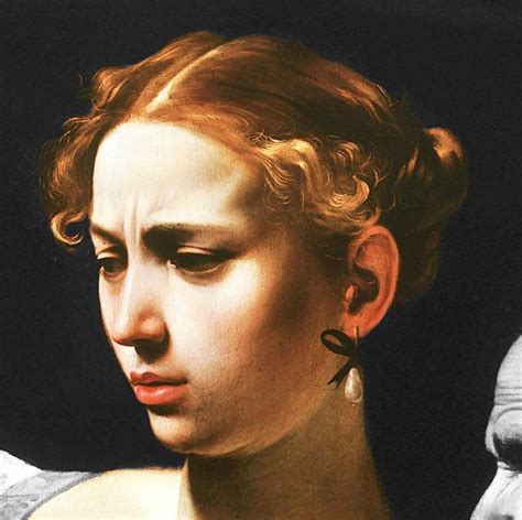 Ritratto di donna con espressione ambigua, metà sorridente e metà minacciosa