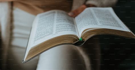 Immagine di una persona che legge profondamente immersa in un libro, con uno sfondo sfocato che suggerisce un viaggio interiore