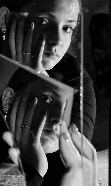 ragazza che guarda il suo riflesso in uno specchio