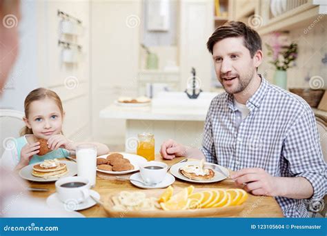 Famiglia che comunica serenamente