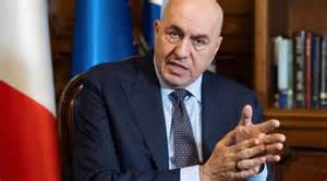 Persona che indossa una divisa militare