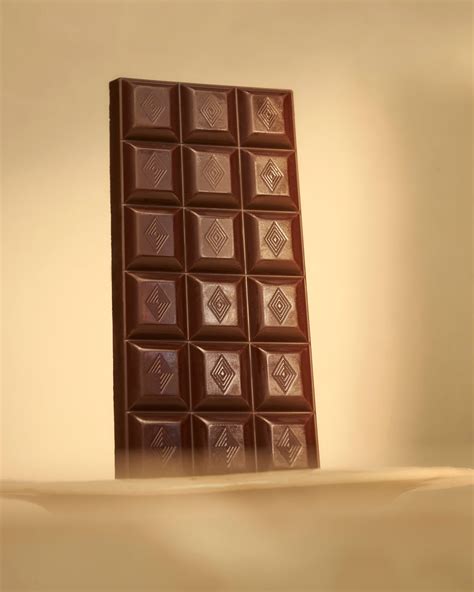 Una tavoletta di cioccolato fondente