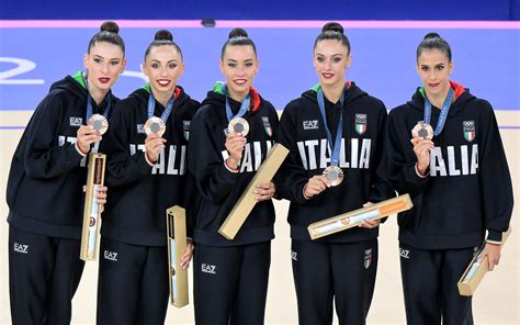 Un gruppo di partecipanti in tuta verde che affrontano il gioco dello zucchero