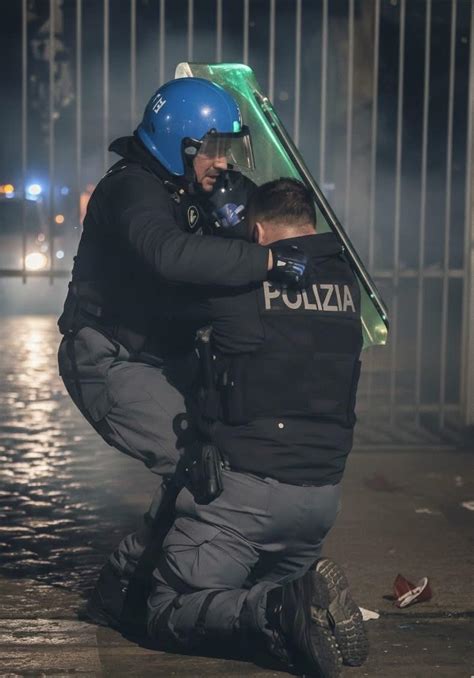 Illustrazione del concetto di deindividuazione con persone anonime in gruppo