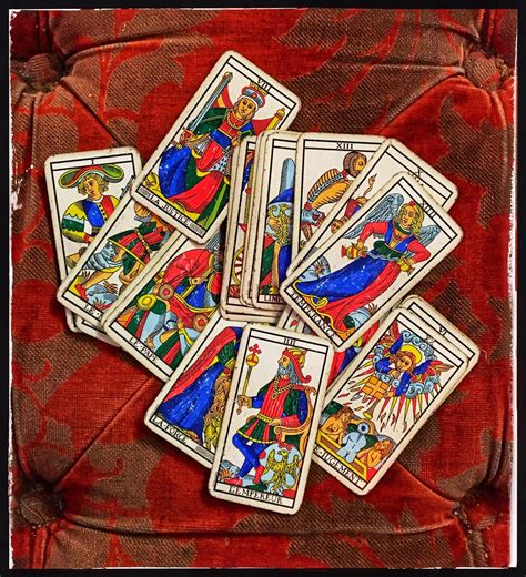 Mazzo di tarocchi con immagini simboliche