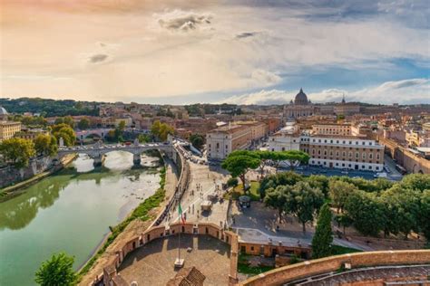 Vista panoramica di Roma con un focus su aree verdi e strutture residenziali