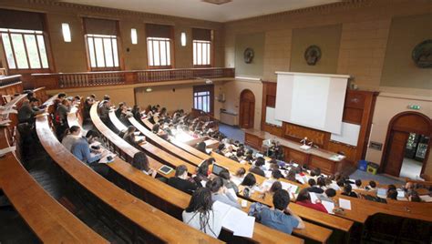Studenti universitari in aula