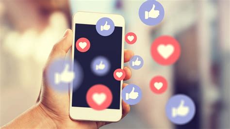 profilo social media con like e commenti