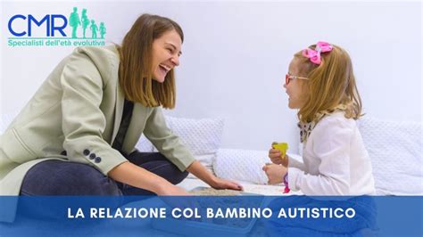 Personale sanitario che interagisce con un bambino autistico