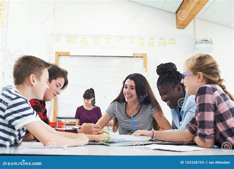 Alunni di diverse età che collaborano in un'aula scolastica