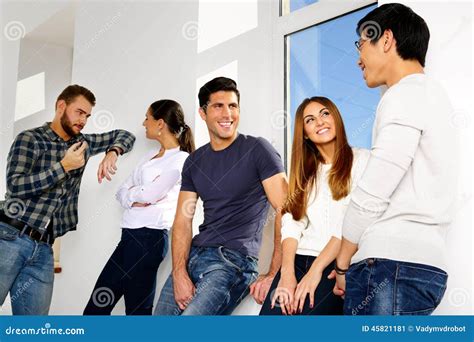 Persone che parlano in un gruppo di supporto