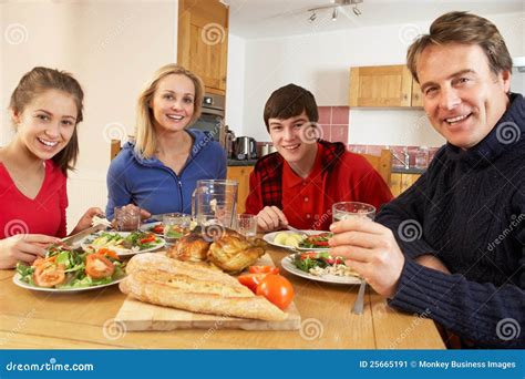 adolescente che mangia con la famiglia