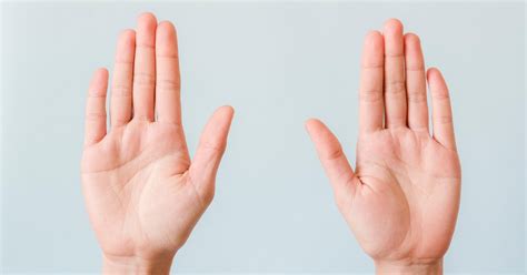 Persona che osserva le proprie mani con espressione contemplativa
