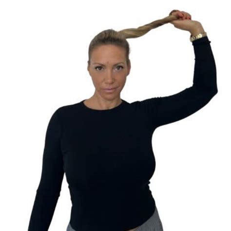 Illustrazione che rappresenta una persona intrappolata in una ragnatela, metafora della manipolazione narcisistica