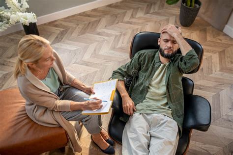 Psicoanalista che ascolta un paziente