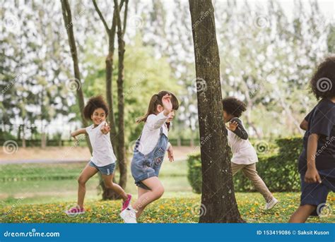 Bambini che giocano all'aperto in un parco