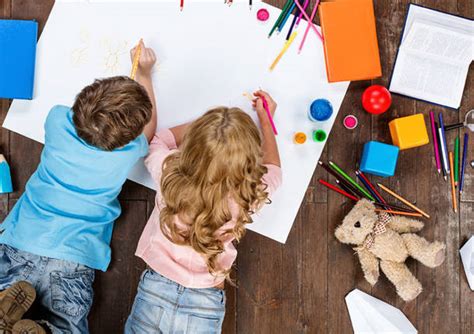 Bambini che disegnano e progettano giochi