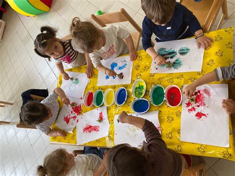 Bambini che partecipano a un laboratorio artistico