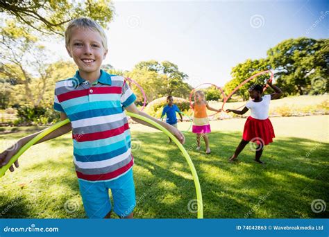 bambini che giocano insieme in cerchio