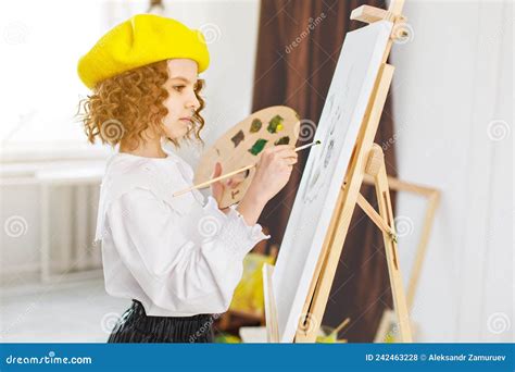 Persona che dipinge un quadro