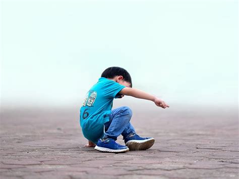 Immagine simbolica di una persona che si rialza dopo una caduta