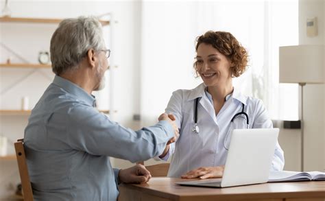 Un medico che parla con una famiglia in un ufficio INPS