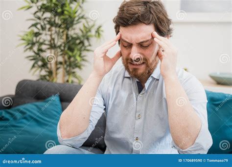 Persona che si sente sopraffatta da preoccupazioni