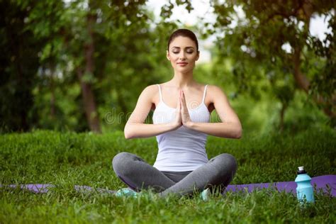 persona che medita in posizione rilassata