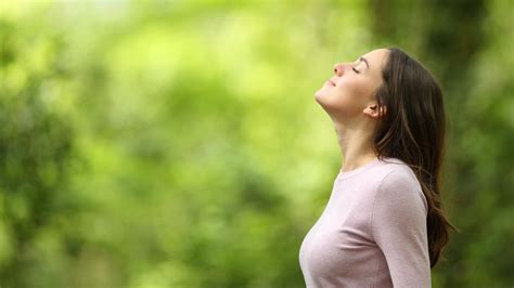 Persona che respira profondamente in un ambiente sereno