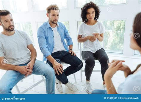 Persone che partecipano a una sessione di terapia di gruppo