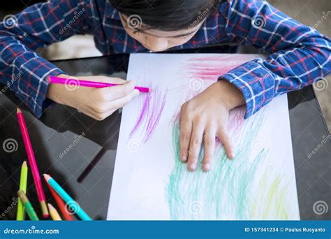 Bambino che disegna con matite colorate