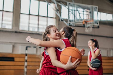 Bambini che giocano a minibasket