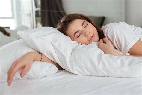 Immagine di una persona che dorme serenamente in un letto