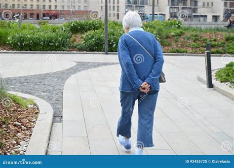 Popolazione anziana che cammina in un parco